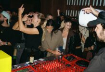 ¿Una tienda de ropa o un club? Nude Project monta una fiesta en pleno ADE