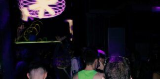 Enigma brilló con un opening rompedor en su vuelta a la Sala ON Público de pie en un club nocturno en el Enigma Opening Madrid