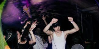 Enigma vuelve a la carga en su segunda temporada con un opening marca de la casa DJ pinchando y gente bailando en enigma opening septiembre