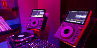 AlphaTheta presenta el CDJ-1500X, un reproductor compacto con funciones heredadas del CDJ-3000X Imagen promocional del reproductor AlphaTheta CDJ-1500X
