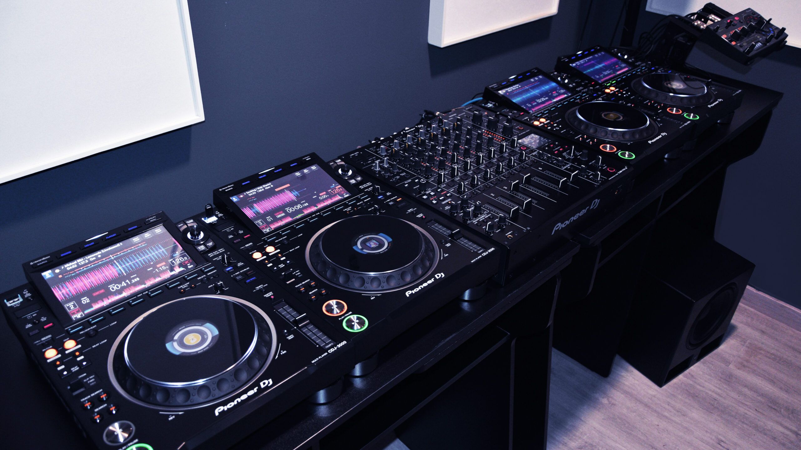Studio97 te permitirá darle rienda suelta a tus técnicas de DJ con el  alquiler de sus cabinas