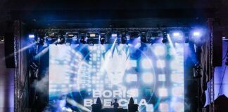 9000 personas asisten a la rave en la fábrica de Tesla en Berlín