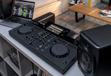 Cómo ser DJ: guía para empezar a pinchar desde cero AlphaTheta XDJ-AN visto desde la parte frontal con pantalla y jog wheels