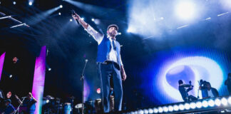 Juan Luis Guerra convierte Icónica Santalucía Sevilla Fest en una gran pista de baile caribeña juan luis guerra iconica