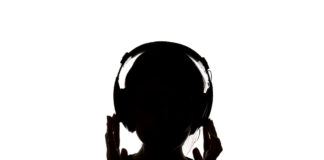 ¿Escuchamos o consumimos música? Silueta de una persona con auriculares, imagen sobre escucha musical e inteligencia artificial